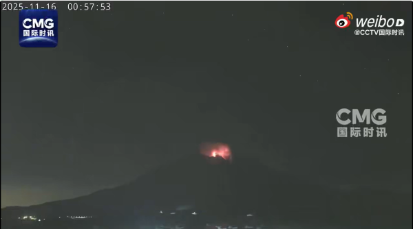 优配网 日本鹿儿岛县樱岛火山连续喷发, 视频公布: 喷烟高度达到4400米, 喷发出的碎石散落